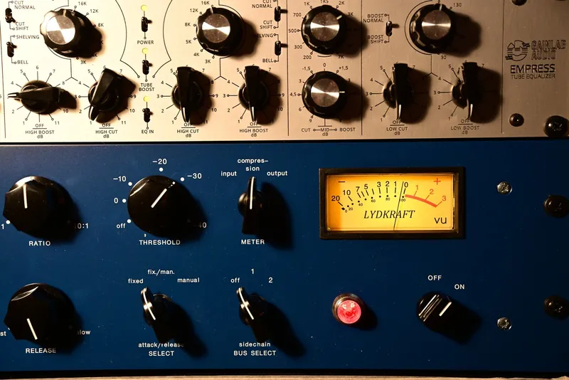 Tube-Tech blue-panel unit with VU meter and controls