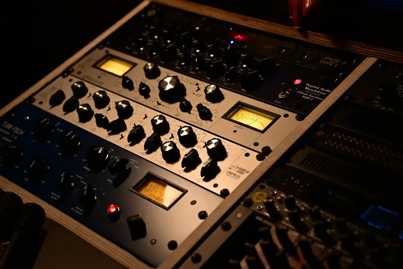 Outboard rack with meters, seen from an angle